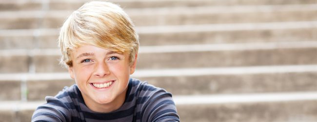 Sommer in Ardingly bei einer Sprachreise mit Oxford Summer Schools Ein blonder Junge mit blau gestreiftem Pullover lächelt